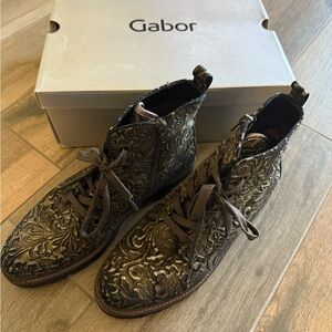 Gabor unique textured Ankle Boots US 7